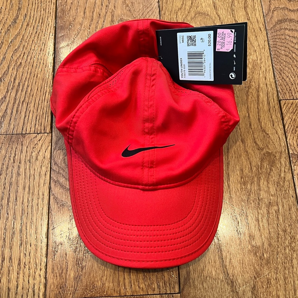 Nike Featherlite dry-fit hat with tags on